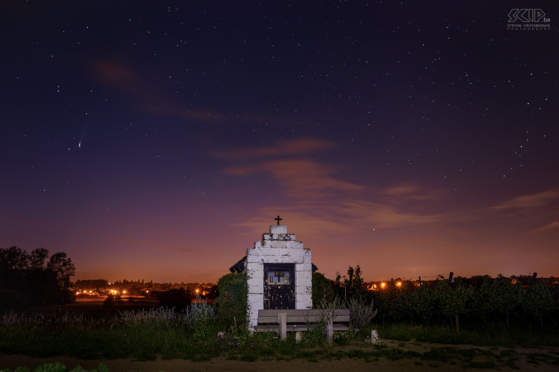 Hageland by night - Piëta-Kapel in Diest met komeet NEOWISE Komeet NEOWISE hoog boven de Piëta-Kapel in een veld in Diest. In juli 2020 was er een heldere komeet (C/2020 F3 Neowise) te zien aan de avondhemel en dit was de eerste heldere komeet die sinds 1997 met het blote oog zichtbaar was vanaf het noordelijk halfrond. Na twee weken was de komeeet niet meer zichtbaar. Stefan Cruysberghs